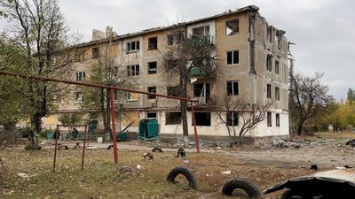 "Сиджу на вулиці, вдома темно — немає світла". Частина Покровська без електрики: коли відновлять та як живуть там люди "Сиджу на вулиці, вдома темно — немає світла". Частина Покровська без електрики: коли відновлять та як живуть там люди