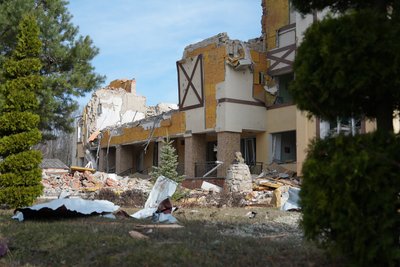 "Хата ходуном ходить і вікна тремтять": як виживають під обстрілами жителі Хотіні "Хата ходуном ходить і вікна тремтять": як виживають під обстрілами жителі Хотіні