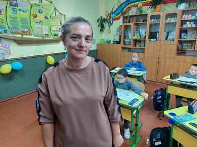 вчителька, клас, укриття