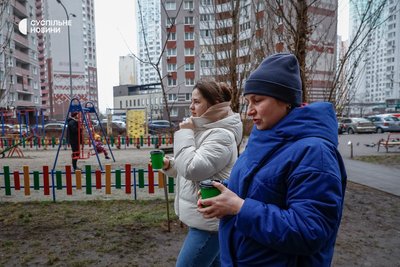Подруги Оля і Настя у Києві. Настін чоловік загинув на фронті Подруги Оля і Настя у Києві. Настін чоловік загинув на фронті