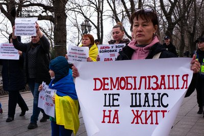 "Вже можна було підготувати заміну": у центрі Одеси рідні захисників вимагали демобілізації "Вже можна було підготувати заміну": у центрі Одеси рідні захисників вимагали демобілізації