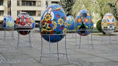 Напередодні Великодня в Ужгороді встановили 12 писанок Напередодні Великодня в Ужгороді встановили 12 писанок
