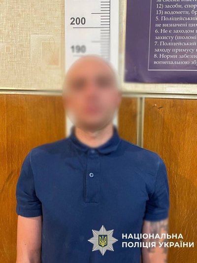 На столичному Подолі чоловік кидався з ножем на перехожих, є поранені На столичному Подолі чоловік кидався з ножем на перехожих, є поранені