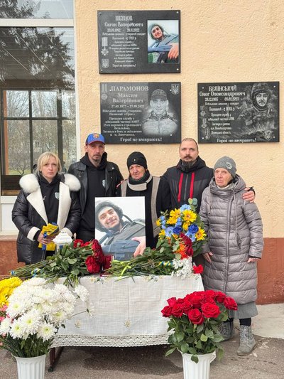 На Одещині відкрили меморіальну дошку на честь загиблого захисника Євгена Шевцова На Одещині відкрили меморіальну дошку на честь загиблого захисника Євгена Шевцова