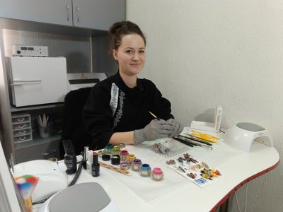 Житомирянка створює манікюр у техніці крейзі-дизайн із об’ємними ліпками та стразами Житомирянка створює манікюр у техніці крейзі-дизайн із об’ємними ліпками та стразами
