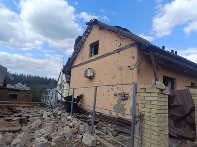 Пошкоджений будинок внаслідок удару РФ по Ізюму Пошкоджений будинок внаслідок удару РФ по Ізюму