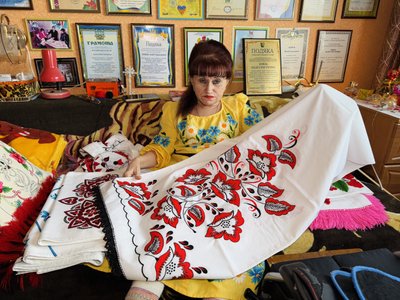 "Моя родина — це мої вишивки": як майстриня з інвалідністю у Бурині створює свої роботи "Моя родина — це мої вишивки": як майстриня з інвалідністю у Бурині створює свої роботи