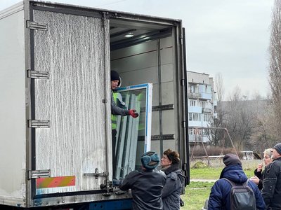 У Каневі на Черкащині замінюють вікна у будинках, що пошкодило внаслідок атаки РФ 10 жовтня У Каневі на Черкащині замінюють вікна у будинках, що пошкодило внаслідок атаки РФ 10 жовтня