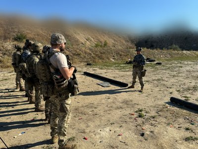 «Ми там, де може бути тільки ворог»: як морпіхів 140-го батальйону навчають стрільбі «Ми там, де може бути тільки ворог»: як морпіхів 140-го батальйону навчають стрільбі