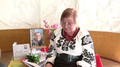 "Я живий, мамо" — мати полеглого на війні військового презентувала книгу у пам'ять про сина у Рівному "Я живий, мамо" — мати полеглого на війні військового презентувала книгу у пам'ять про сина у Рівному