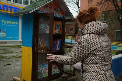 Вулична бібліотека: у Сумах встановили шафу з дитячими книжками Вулична бібліотека: у Сумах встановили шафу з дитячими книжками
