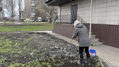 Любов прибирає розбите скло Добропілля Донецька область 9 квітня 2025 рік Любов прибирає розбите скло Добропілля Донецька область 9 квітня 2025 рік