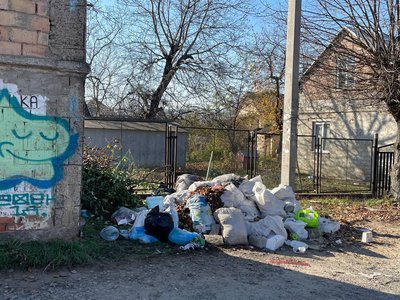 На одній з вулиць Чернівців утворились стихійні сміттєзвалища: хто їх має прибирати На одній з вулиць Чернівців утворились стихійні сміттєзвалища: хто їх має прибирати