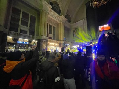 "Навіть маленьке світло дає надію": на київському вокзалі пасажирам видаватимуть свічки "Навіть маленьке світло дає надію": на київському вокзалі пасажирам видаватимуть свічки