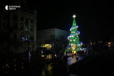 "Ялинка незламності": який вигляд має головний новорічний символ Одеси. ФОТО "Ялинка незламності": який вигляд має головний новорічний символ Одеси. ФОТО