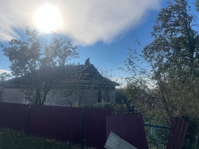 Пошкоджені будинки та пожежа унаслідок падіння російського дрона на Хмельниччині Пошкоджені будинки та пожежа унаслідок падіння російського дрона на Хмельниччині