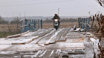 "Корови каждий день падають з моста": на Волині жителі села самостійно ремонтують нічийний міст