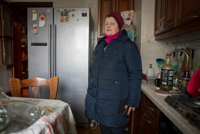 "Я два дні сподівався, що вона жива". Спогади мешканців будинку на "Перемозі", в який два роки тому влучила ракета РФ "Я два дні сподівався, що вона жива". Спогади мешканців будинку на "Перемозі", в який два роки тому влучила ракета РФ