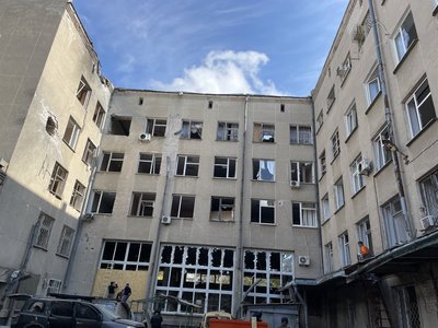 Пошкоджені лікарня та поштове відділення, будинки й тролейбуси. Що розповіли очевидці про чергові обстріли Херсона Пошкоджені лікарня та поштове відділення, будинки й тролейбуси. Що розповіли очевидці про чергові обстріли Херсона