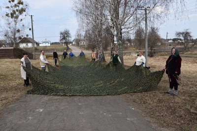 Сплели 40 000 квадратних метрів маскувальної сітки: як волонтерський гурт з Житомирщини допомагає військовим Сплели 40 000 квадратних метрів маскувальної сітки: як волонтерський гурт з Житомирщини допомагає військовим