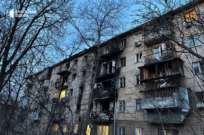 Пожежа у будинку, вирва та вибиті вікна: наслідки нічної атаки по Одесі Пожежа у будинку, вирва та вибиті вікна: наслідки нічної атаки по Одесі