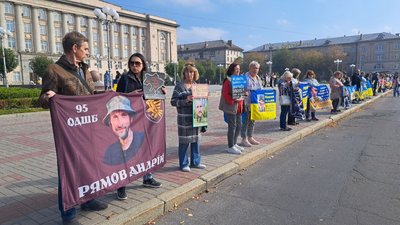 «Віримо, надіємося, чекаємо»: у Черкасах відбулася акція «Не мовчи — полон вбиває» «Віримо, надіємося, чекаємо»: у Черкасах відбулася акція «Не мовчи — полон вбиває»