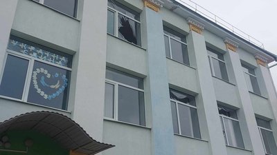 Школа з вибитими від вибухової хвилі вікнами у селі Старокстянтинівської тергромади Школа з вибитими від вибухової хвилі вікнами у селі Старокстянтинівської тергромади