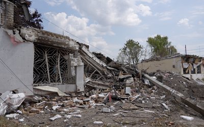 «Раніше було жваве село, все буяло, а зараз — бур'яни й розруха». Як прифронтова Васильківка виживає під атаками КАБів «Раніше було жваве село, все буяло, а зараз — бур'яни й розруха». Як прифронтова Васильківка виживає під атаками КАБів