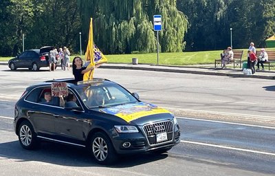 Люди кріпили до авто прапори підрозділів та тримали таблички у руках Люди кріпили до авто прапори підрозділів та тримали таблички у руках