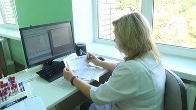 Під час забору крові у пацієнтів їх направлення вносять в електронну базу даних Під час забору крові у пацієнтів їх направлення вносять в електронну базу даних