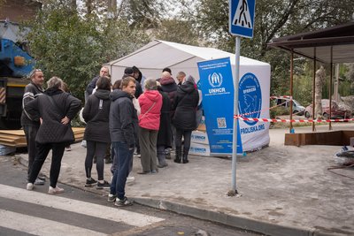 Що відбувається на місці ракетного удару по Дніпру: фоторепортаж Що відбувається на місці ракетного удару по Дніпру: фоторепортаж