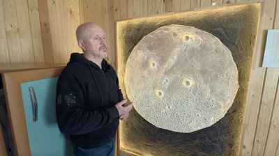 Михайло Бондаренко із створеним Місяцем на фоні зоряного неба Михайло Бондаренко із створеним Місяцем на фоні зоряного неба