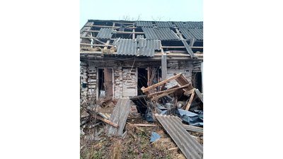 Пошкоджені 4 жилі будинки та 2 нежилі будівлі: РФ атакувала Будище, що на прикордонні Чернігівщини Пошкоджені 4 жилі будинки та 2 нежилі будівлі: РФ атакувала Будище, що на прикордонні Чернігівщини