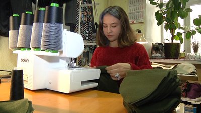 Дві сестри зі своїми дітьми в Житомирі від лютого пошили майже 40 тисяч балаклав для ЗСУ Дві сестри зі своїми дітьми в Житомирі від лютого пошили майже 40 тисяч балаклав для ЗСУ