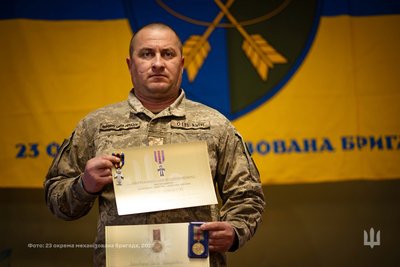 Воїн з Полтавщини отримав нагороди за евакуацію підбитих авто з передової Воїн з Полтавщини отримав нагороди за евакуацію підбитих авто з передової