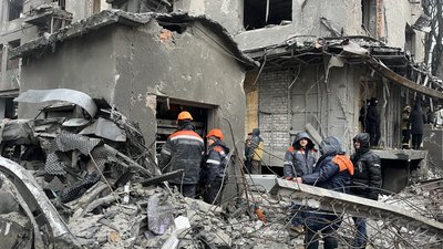 Розбір завалів внаслідок вибуху в Київському районі Харкова, 3 січня 2026 року Розбір завалів внаслідок вибуху в Київському районі Харкова, 3 січня 2026 року