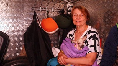 Жителька Дружківки Любов з собакою Масею Жителька Дружківки Любов з собакою Масею