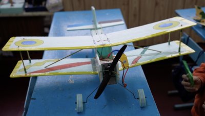 Третьокласник із Золотоніщини зібрав літак з мотором із російського дрона Третьокласник із Золотоніщини зібрав літак з мотором із російського дрона