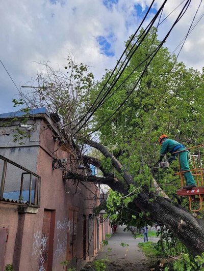 Через негоду на Одещині пошкоджені будинки та знеструмлені тисячі осель Через негоду на Одещині пошкоджені будинки та знеструмлені тисячі осель