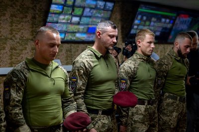 Президент вручив нагороди військовим житомирської 95-ї бригади Президент вручив нагороди військовим житомирської 95-ї бригади