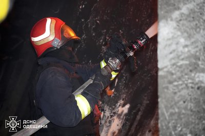 Дронова атака на Одещині: ДСНС показала, як ліквідовували наслідки удару Дронова атака на Одещині: ДСНС показала, як ліквідовували наслідки удару