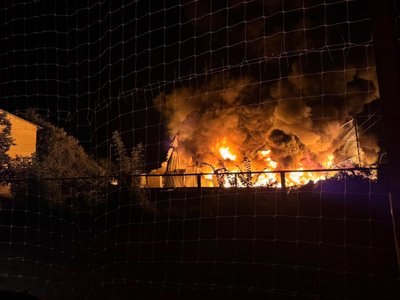 Пожежа унаслідок комбінованої атаки росіян, Ізюм, Харківська область, 15 липня Пожежа унаслідок комбінованої атаки росіян, Ізюм, Харківська область, 15 липня
