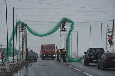 Робітники встановлюють антидронові сітки на кільцевій дорозі на північній околиці Харкова, січень 2026 року Робітники встановлюють антидронові сітки на кільцевій дорозі на північній околиці Харкова, січень 2026 року