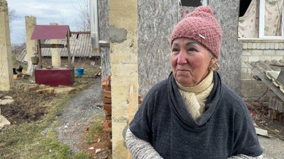 “Повилітало все. Ми у ванну заховалися”. Жителі Майдану лагодять зруйновані будинки після обстрілу і виїжджають “Повилітало все. Ми у ванну заховалися”. Жителі Майдану лагодять зруйновані будинки після обстрілу і виїжджають