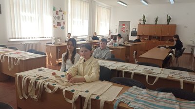 "Добра сумка": школярі з Житомирщини шиють екоторбинки, продають на ярмарках і допомагають військовим "Добра сумка": школярі з Житомирщини шиють екоторбинки, продають на ярмарках і допомагають військовим