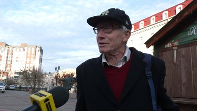 На Театральній площі у Рівному розпочали встановлювати 18-метрової ялинки На Театральній площі у Рівному розпочали встановлювати 18-метрової ялинки