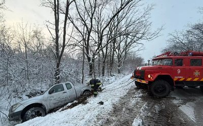 На Кіровоградщині рятувальники витягли зі снігових заметів 12 машин На Кіровоградщині рятувальники витягли зі снігових заметів 12 машин