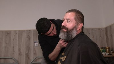 Барбери з Луцька стрижуть поранених військових на Рівненщині Барбери з Луцька стрижуть поранених військових на Рівненщині