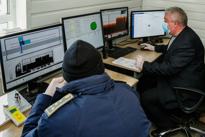 Інспектори митної служби проводять сканування вантажного автомобіля у міжнародному пункті пропуску "Чоп-Захонь" на українсько-угорському кордоні, Закарпатська область, 25 лютого 2020 року Інспектори митної служби проводять сканування вантажного автомобіля у міжнародному пункті пропуску "Чоп-Захонь" на українсько-угорському кордоні, Закарпатська область, 25 лютого 2020 року