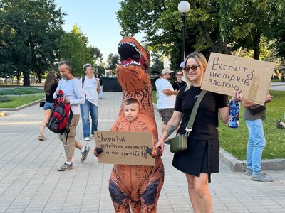 "Джерелом влади — є народ". Третій день поспіль тривають мітинги на підтримку Федорова у Дніпрі "Джерелом влади — є народ". Третій день поспіль тривають мітинги на підтримку Федорова у Дніпрі
